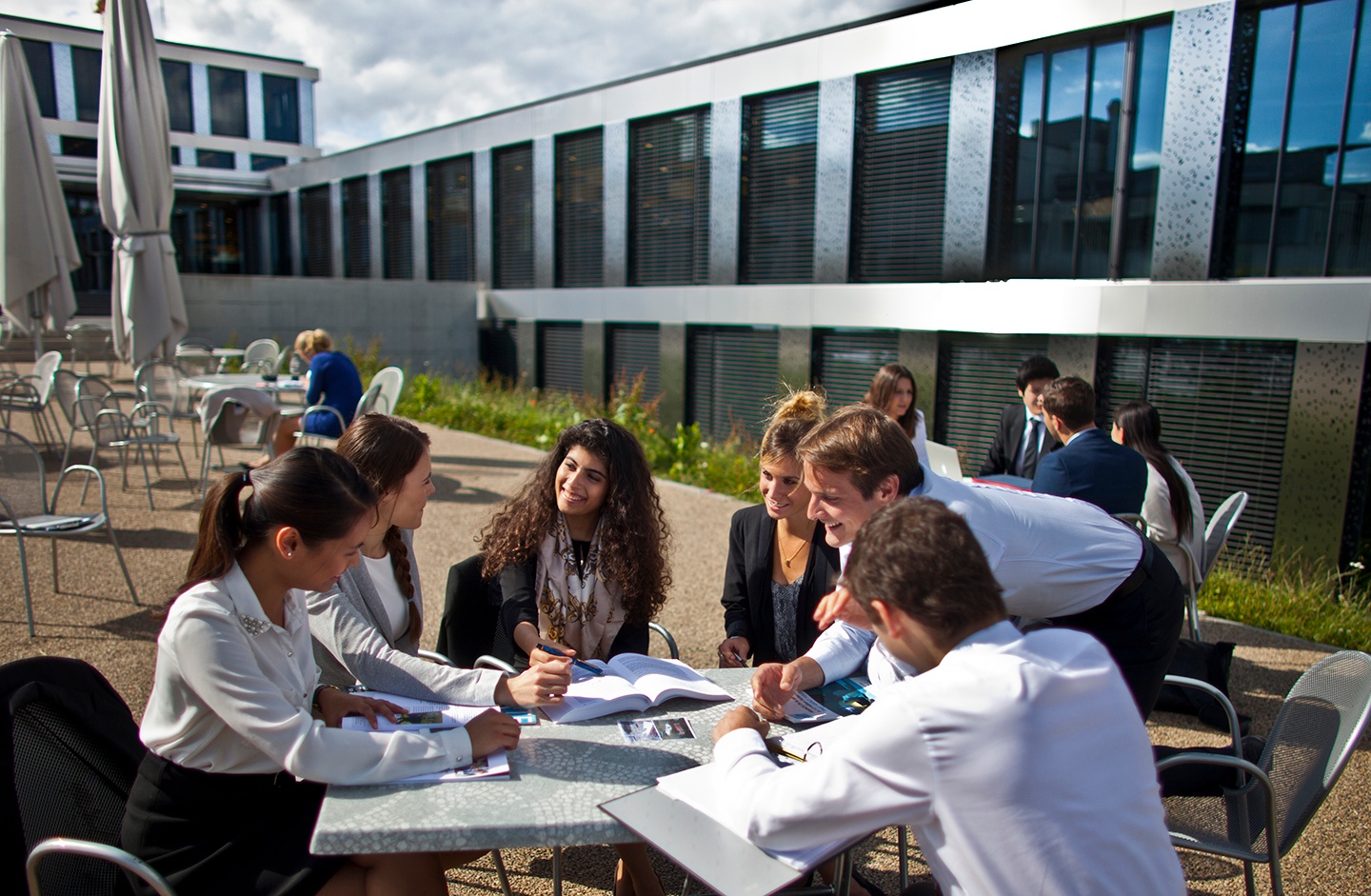 students-terasse-working